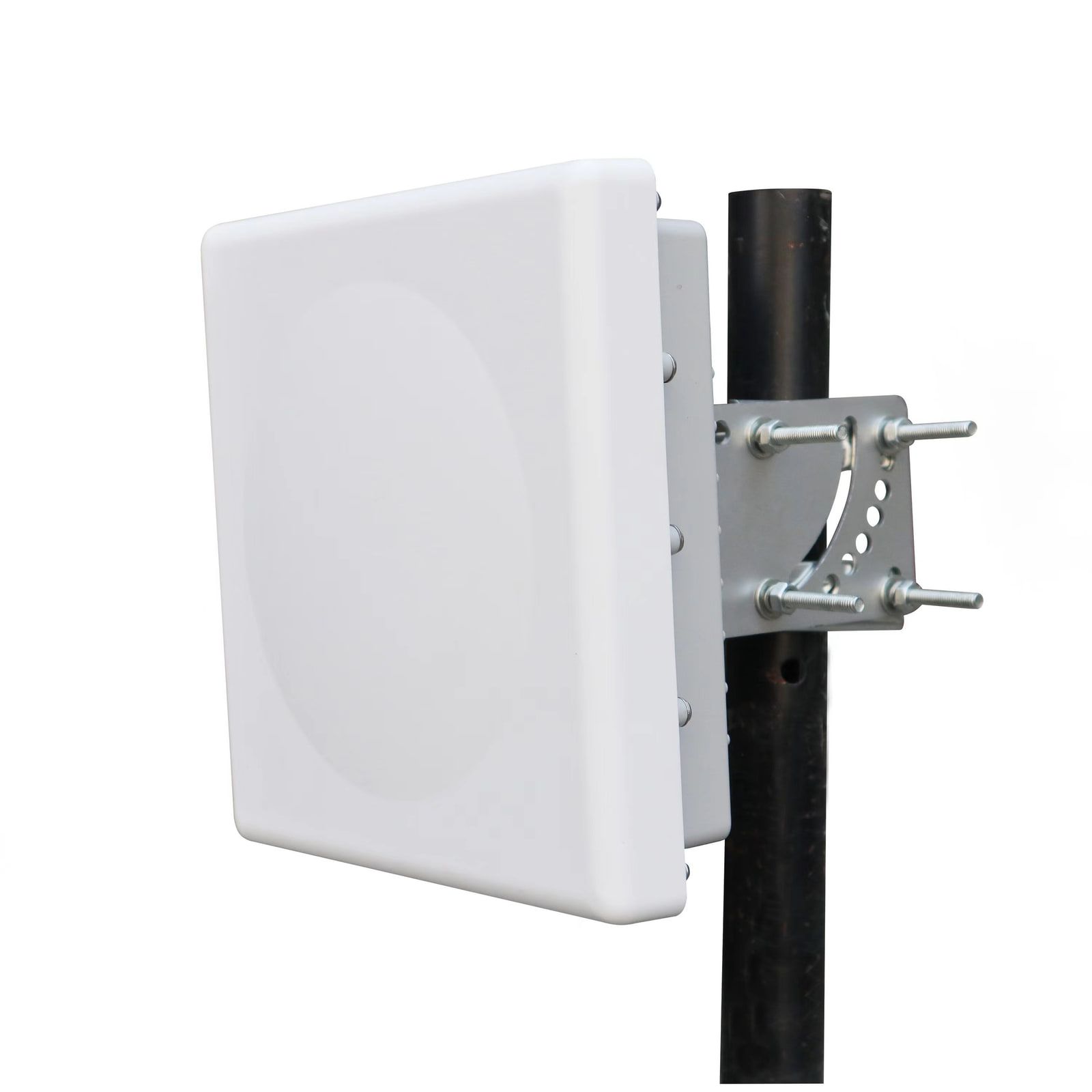 Een vast RFID-panelantenne in een gesloten behuizing, met een beugel op een stalen paal gemonteerd.