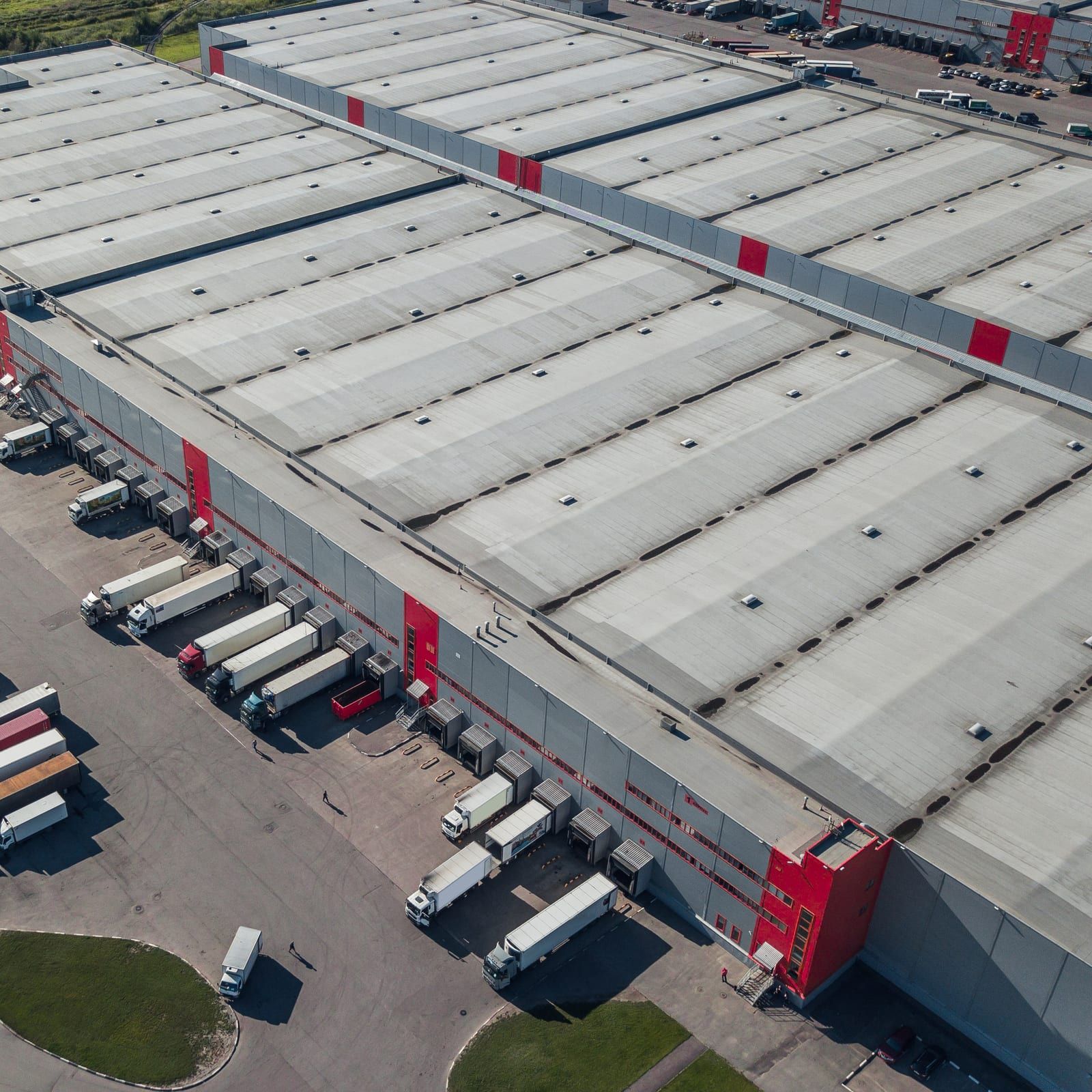 Luchtfoto van een distributiecentrum met een rij vrachtwagens aan de laaddocks.