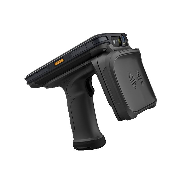 Medewerker scant met een RFID-handscanner langs een stelling