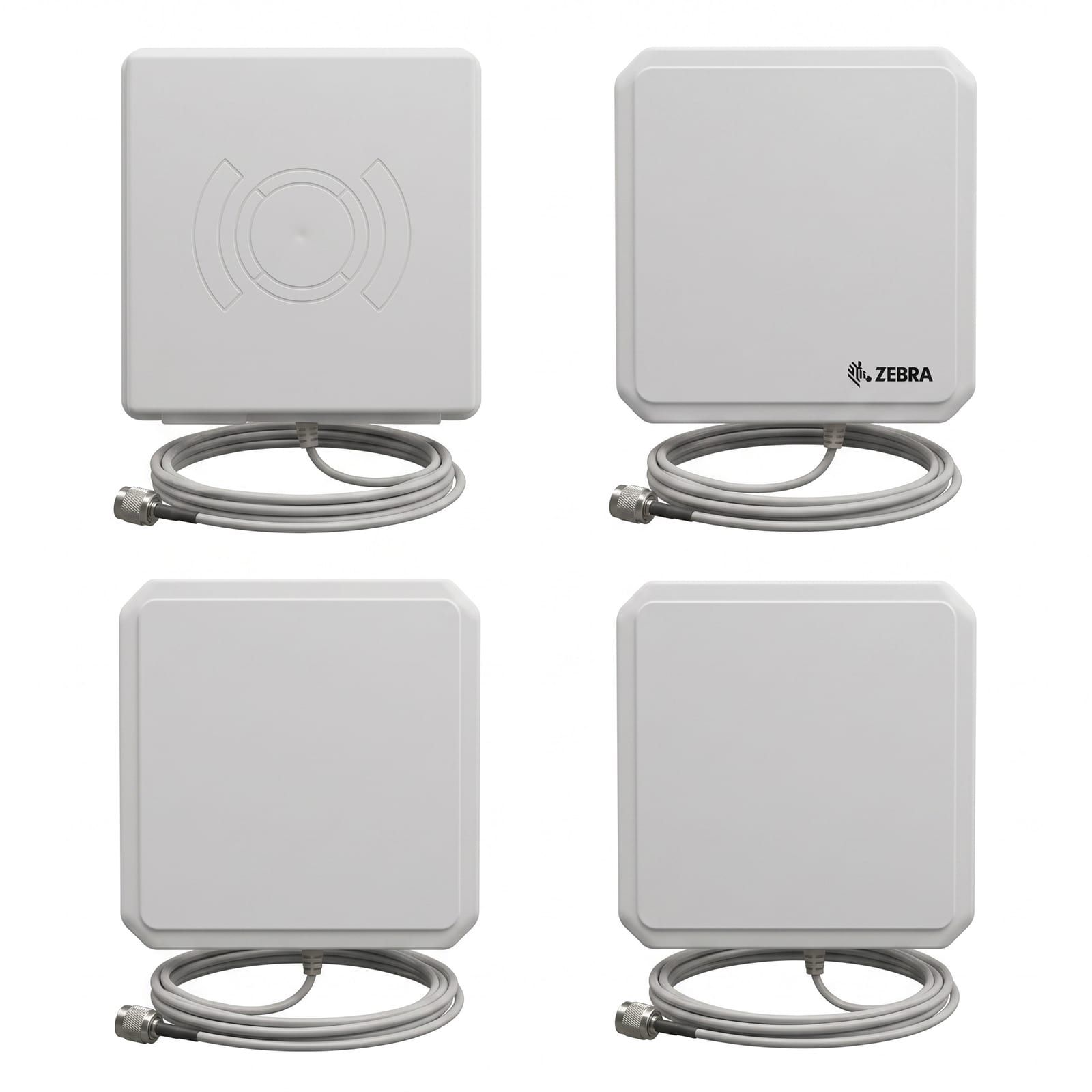 Vier vlakke vierkante RFID-panelantennes op een witte achtergrond, elk met een opgerolde antennekabel eronder.
